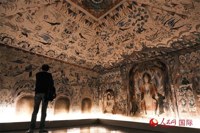 觀眾仿佛置身于數(shù)字復原的敦煌第285窟。人民網(wǎng)記者 尚凱元攝