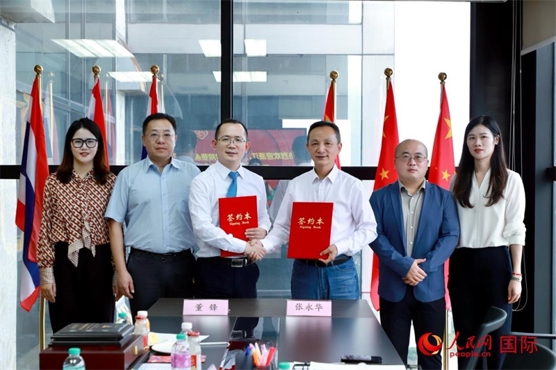 會談現(xiàn)場。左三為泰中僑商聯(lián)合會副主席董峰；右三為浙江大學(xué)光華法學(xué)院黨委書記張永華。人民網(wǎng)記者 簡承淵攝