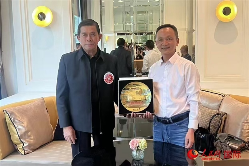 泰中友好協(xié)會會長、泰國前副總理功·塔帕朗西（左一）會見浙大團(tuán)組一行。人民網(wǎng)記者 簡承淵攝