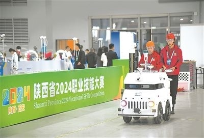 參賽選手在陜西省2024職業(yè)技能大賽新能源汽車智能化技術賽項比賽中。新華社記者 張博文攝