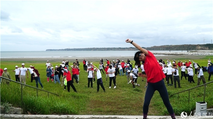 開(kāi)跑前的熱身運(yùn)動(dòng)。人民網(wǎng) 蔣曉辰攝