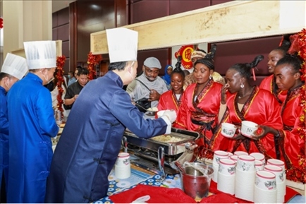 恩賈梅納大學(xué)孔子學(xué)院的學(xué)生們對(duì)中國(guó)餃子情有獨(dú)鐘。主辦方供圖