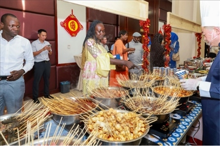 四川麻辣燙也是最愛(ài)乍得朋友們青睞的美食。主辦方供圖