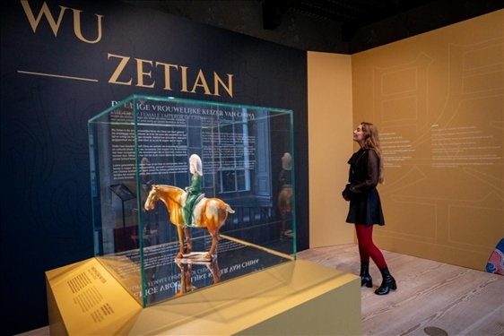 圖為觀眾在參觀“一代女皇武則天展”。（中華人民共和國駐荷蘭王國大使館供圖）