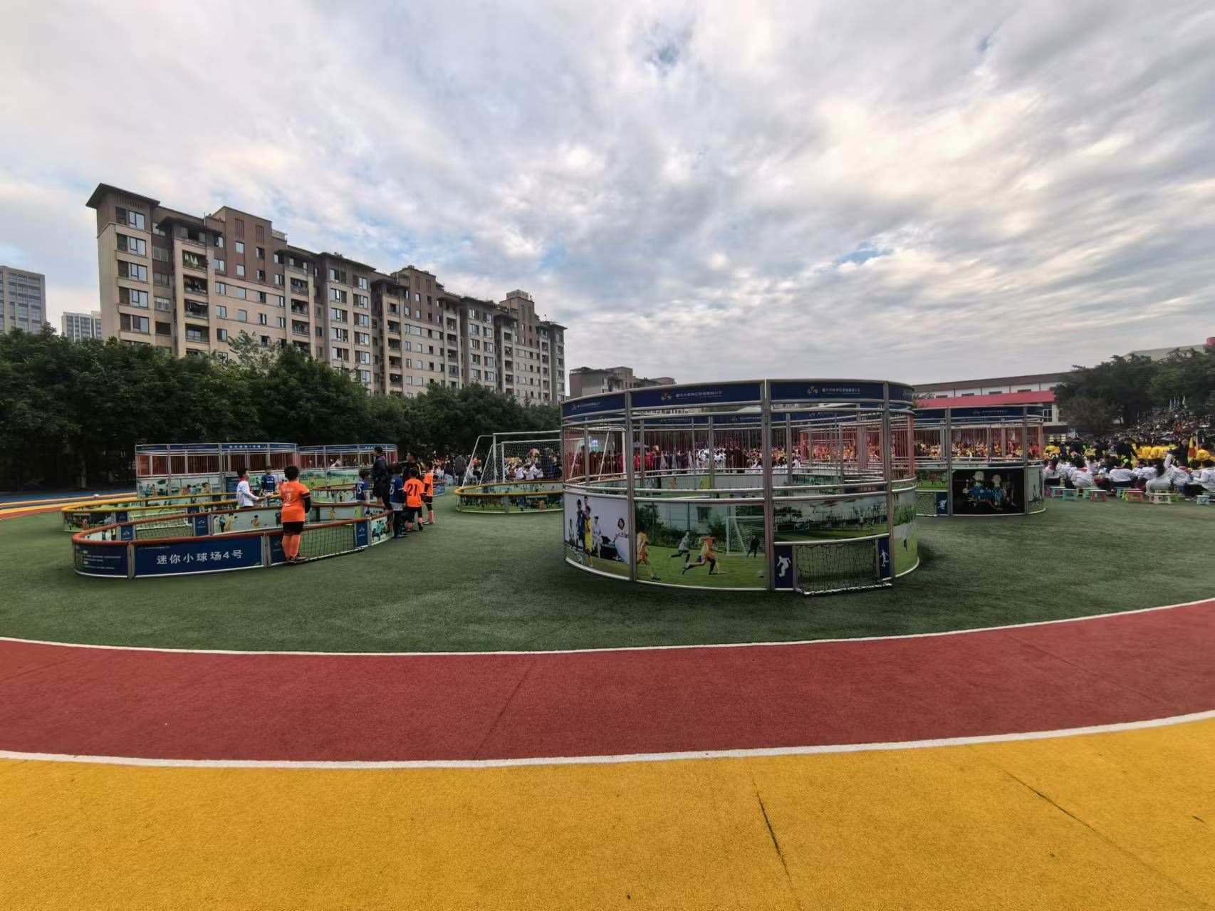 珊瑚魯能小學(xué)里的迷你足球場。 人民網(wǎng)記者 楊磊攝