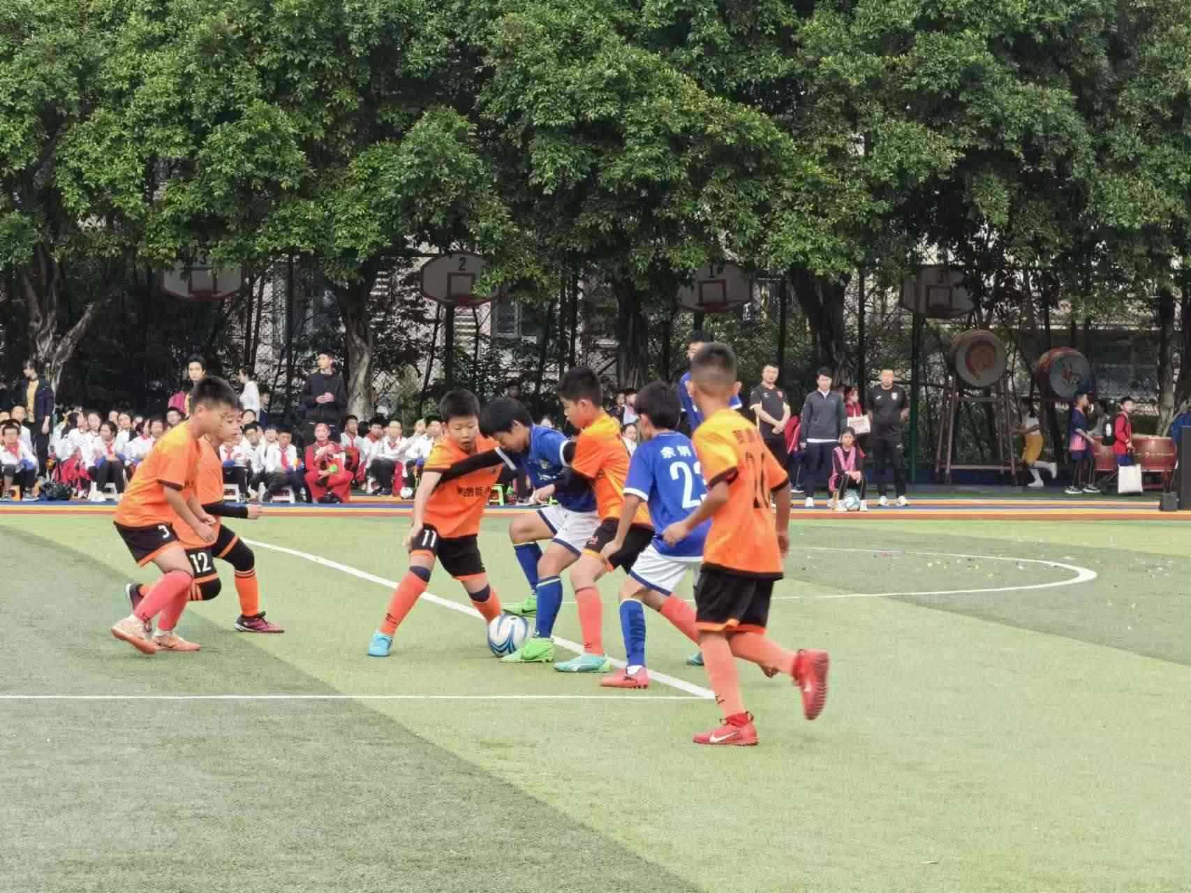 珊瑚魯能小學(xué)的學(xué)生們在進行足球比賽。 人民網(wǎng)記者 楊磊攝