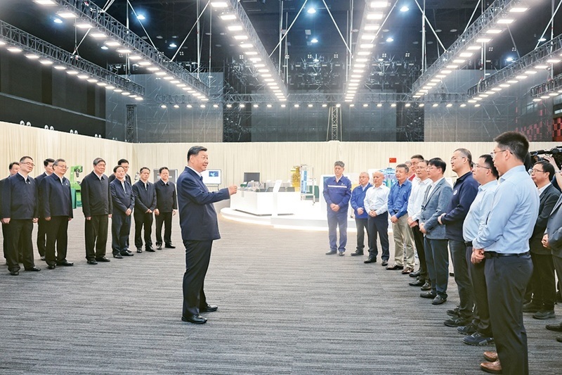 2024年10月17日至18日，中共中央總書記、國家主席、中央軍委主席習(xí)近平在安徽考察。這是17日下午，習(xí)近平在合肥濱湖科學(xué)城考察時(shí)，同現(xiàn)場科研人員和企業(yè)負(fù)責(zé)人親切交流。 新華社記者 鞠鵬/攝