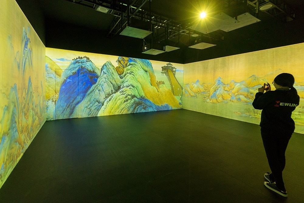 2019年1月29日，上海，市民在“千里江山圖科技藝術(shù)展”上參觀北宋名畫《千里江山圖》的AR全景展示并打卡拍照。