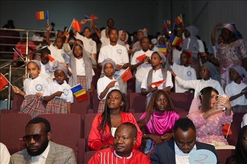 現(xiàn)場觀眾與決賽選手熱情互動。中國石油非洲公司供圖