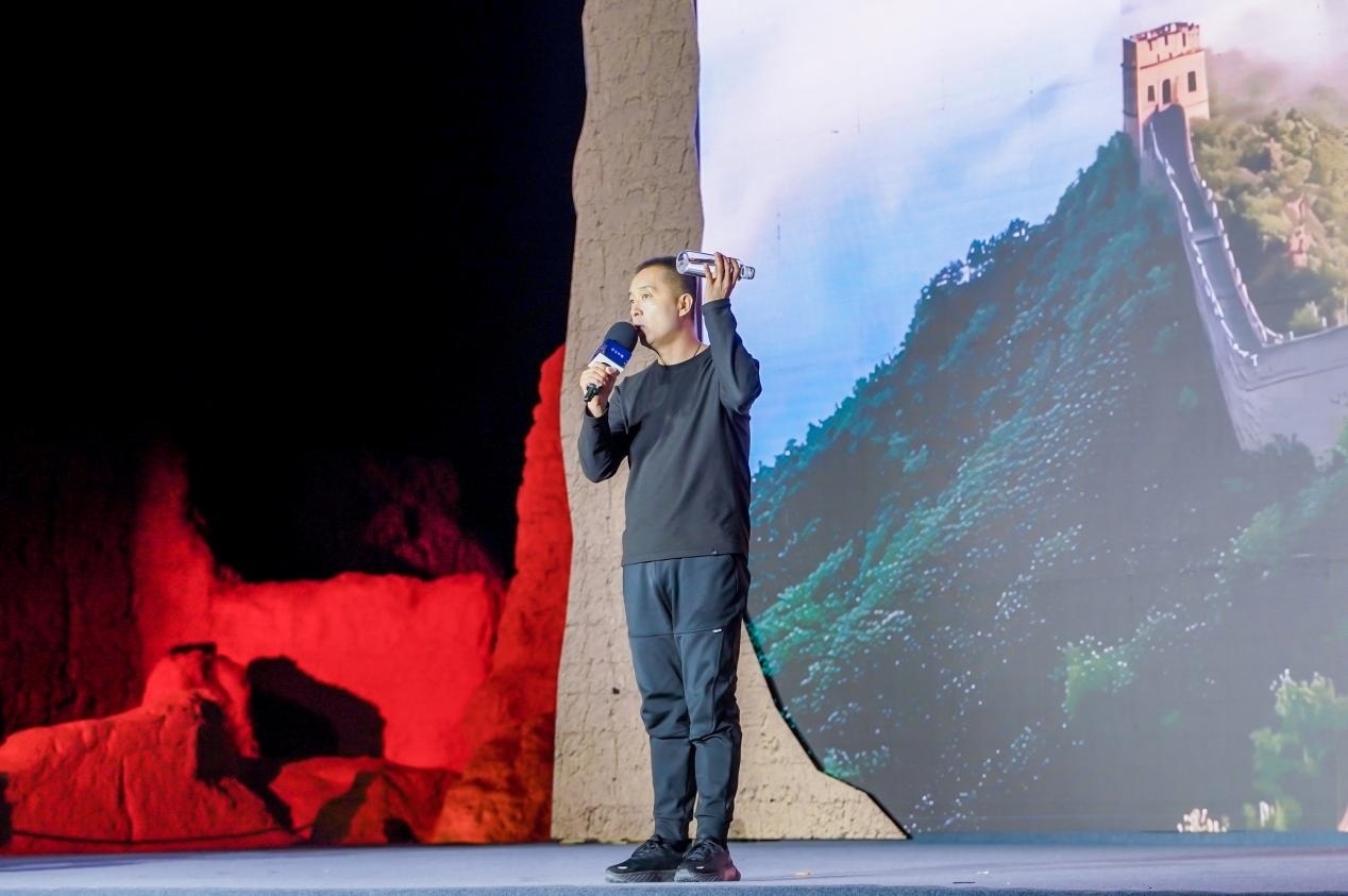 李剛在“何以中國·五星出東方”網(wǎng)絡(luò)主題宣傳活動現(xiàn)場演講。人民視頻供圖