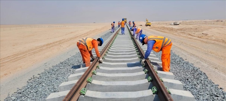 阿提哈德鐵路二期A標(biāo)項(xiàng)目施工中。中建中東供圖