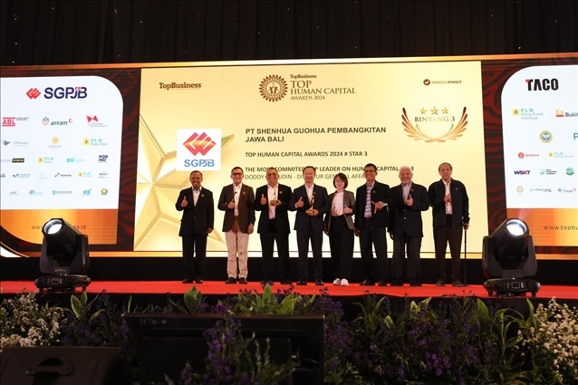 國能印尼爪哇發(fā)電公司董事長趙志剛（左四）與其他獲獎者合影。國能印尼爪哇發(fā)電公司供圖