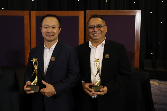 趙志剛與多迪獲獎后合影。國能印尼爪哇發(fā)電公司供圖