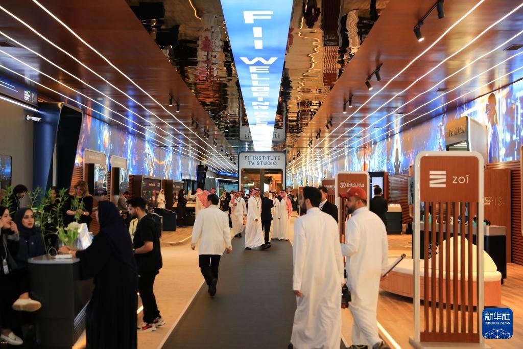10月31日，在沙特阿拉伯首都利雅得，人們參加第八屆沙特“未來投資倡議”大會(huì)。新華社記者 隋先凱 攝