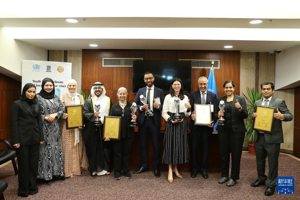 10月31日，在埃及亞歷山大，獲得第二屆全球可持續(xù)發(fā)展城市獎（上海獎）的城市代表合影。新華社記者 王東震 攝