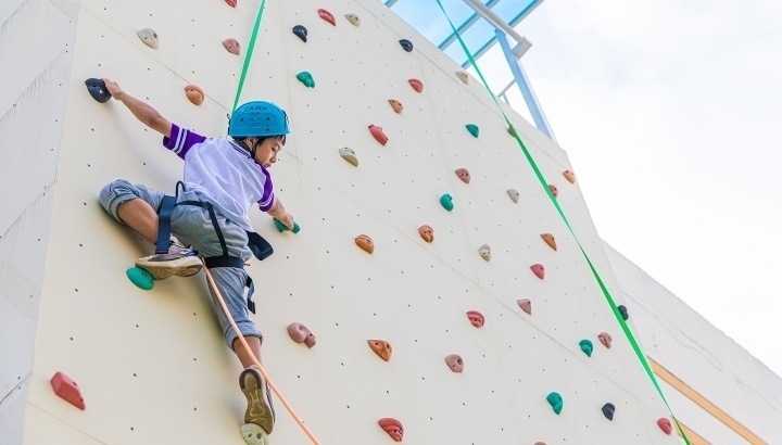 浙江臺(tái)州，正在學(xué)習(xí)攀巖課程的小學(xué)生