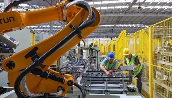 江蘇昆山，智能生產(chǎn)線上人機(jī)協(xié)同作業(yè)