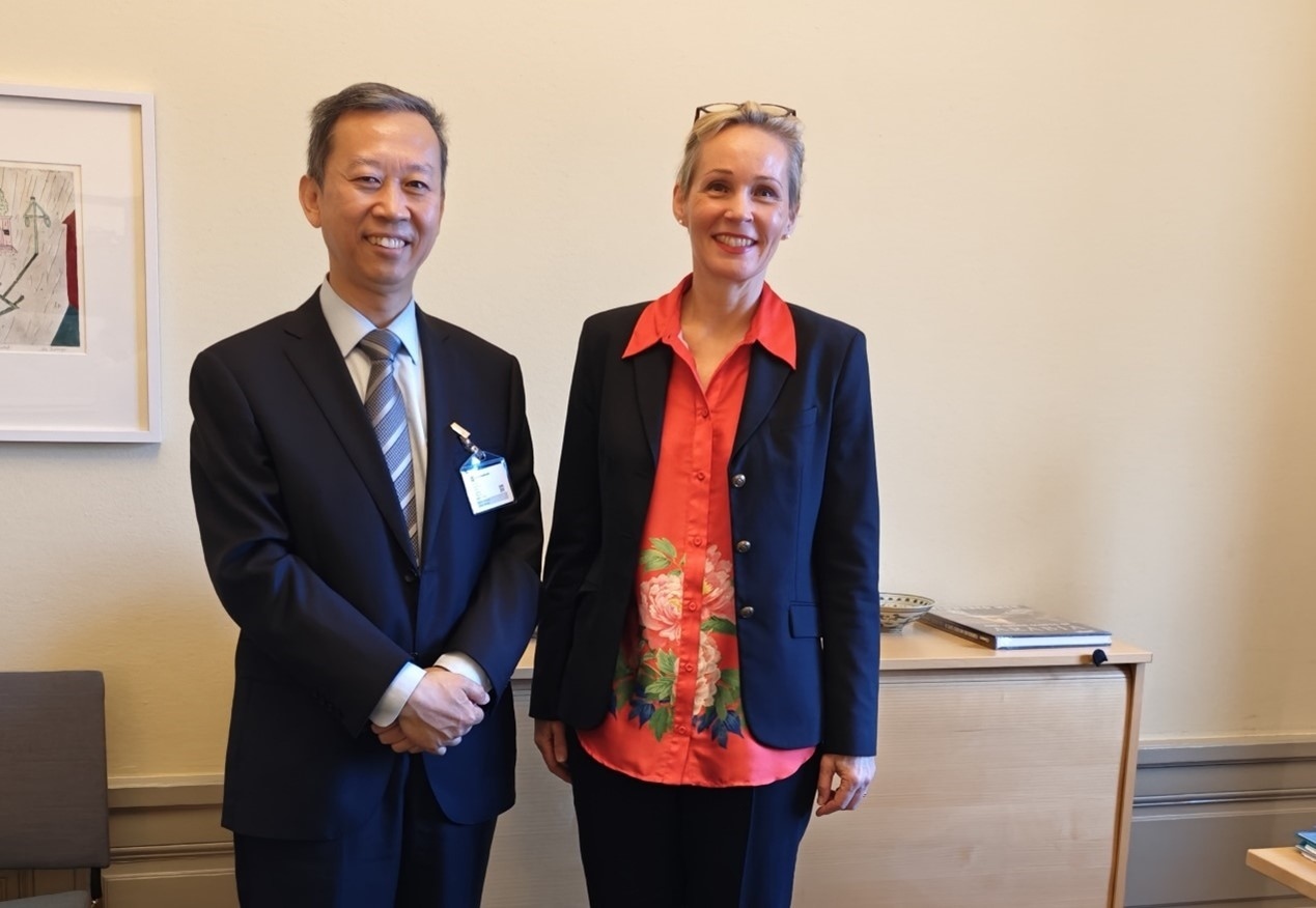 中國駐瑞典大使崔愛民會見瑞典外交部外貿總司長米蘭德。中國駐瑞典大使館供圖