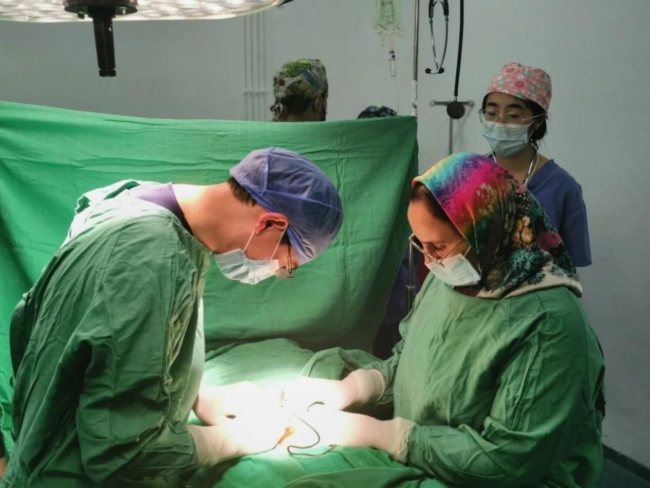 中國(guó)醫(yī)療隊(duì)員與當(dāng)?shù)蒯t(yī)生合作開展手術(shù)。第196批中國(guó)援助摩洛哥醫(yī)療隊(duì)塞達(dá)特分隊(duì)供圖