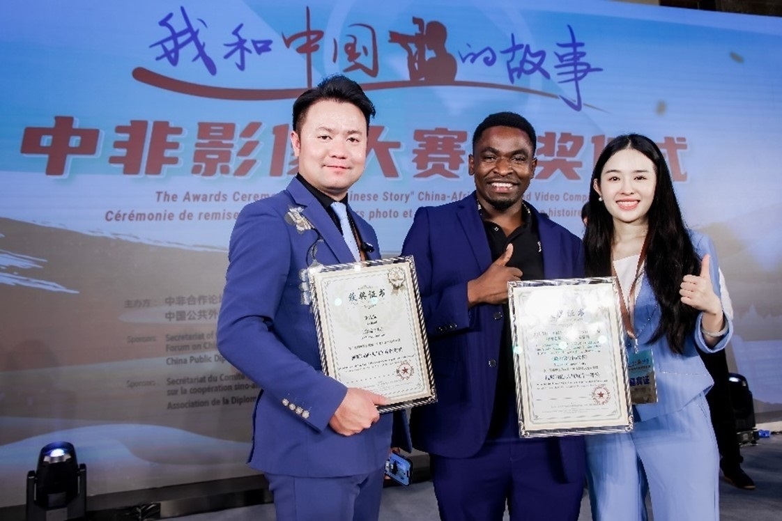 王曉樂（中）與其他嘉賓合影。主辦方供圖