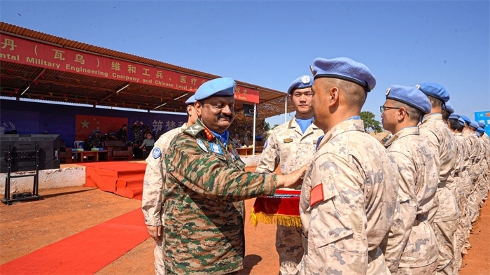 聯(lián)南蘇團(tuán)部隊(duì)司令莫漢中將為維和官兵授勛。秦貴君攝