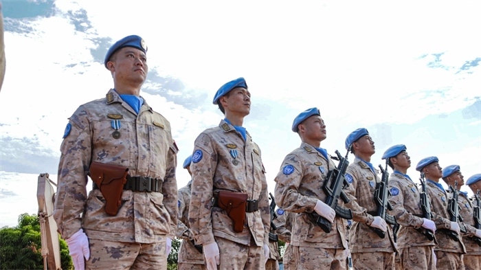 維和官兵整齊列隊(duì)。鄧原淘攝