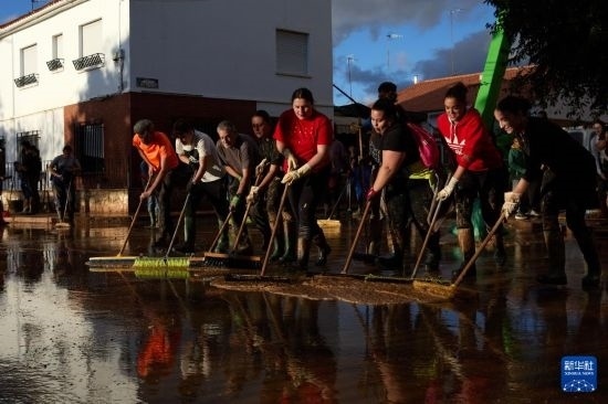 11月2日，居民在西班牙烏鐵爾清理房屋。新華社記者 孟鼎博 攝