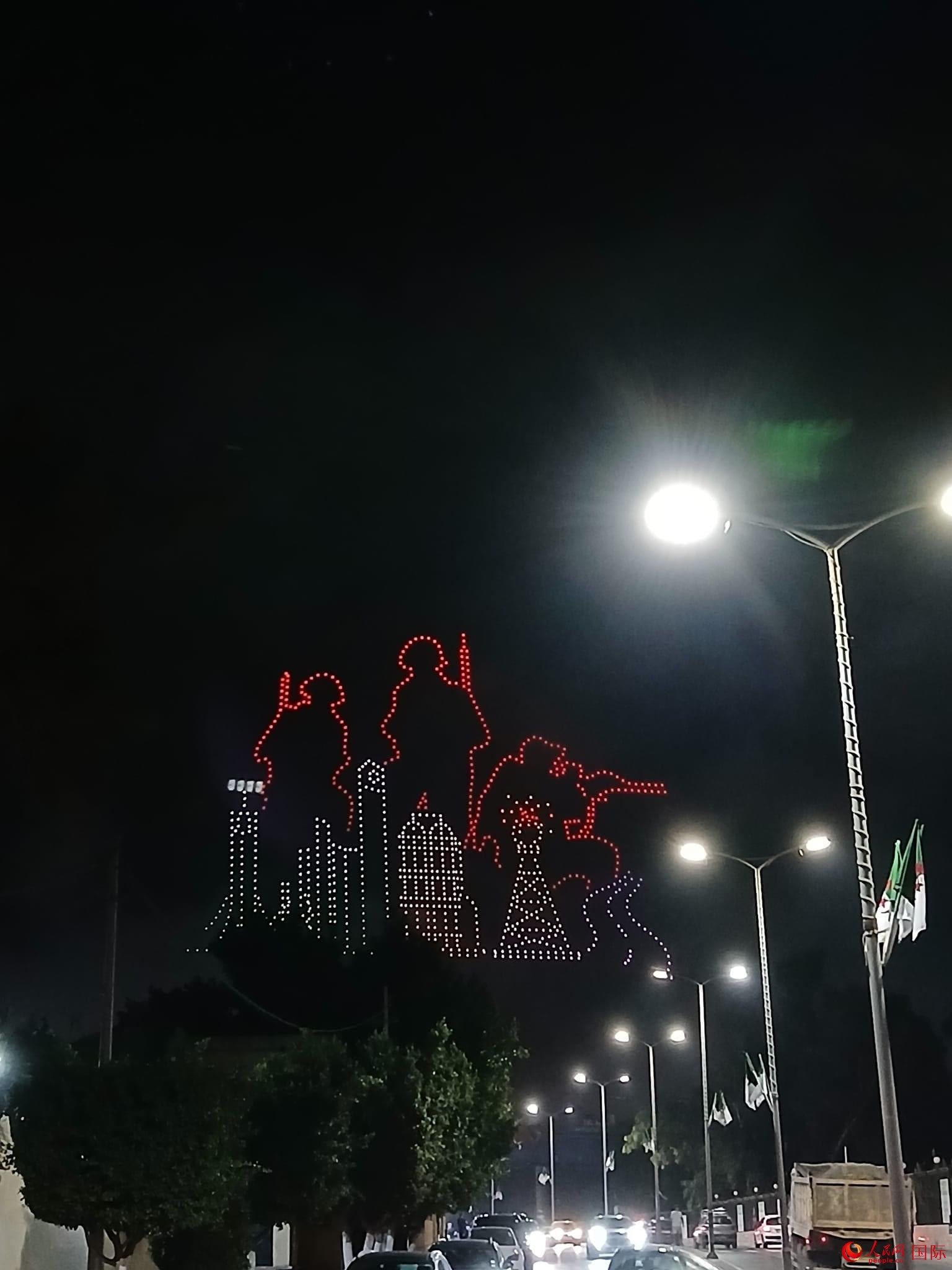 無人機隊形在空中變幻出圖案與文字 人民網(wǎng)記者 郝瑞敏攝