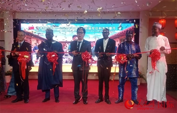 嘉賓們?yōu)橛耙曊共ピ禄顒?dòng)剪彩。人民網(wǎng)記者 姜宣攝