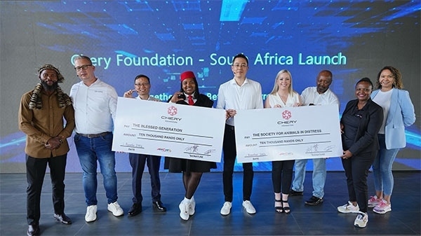 捐贈(zèng)合影。奇瑞國際南非子公司提供