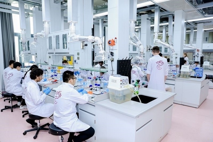 中外學(xué)生同堂做實驗。深北莫供圖