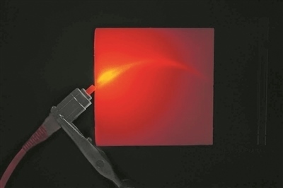 帶有彎曲通道的3D打印材料能引導(dǎo)并散射光。圖片來源：英國格拉斯哥大學(xué)