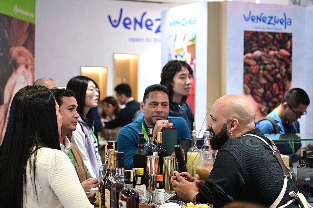 2023年11月9日，上海，觀眾在進(jìn)博會委內(nèi)瑞拉館參觀、交流、洽談。