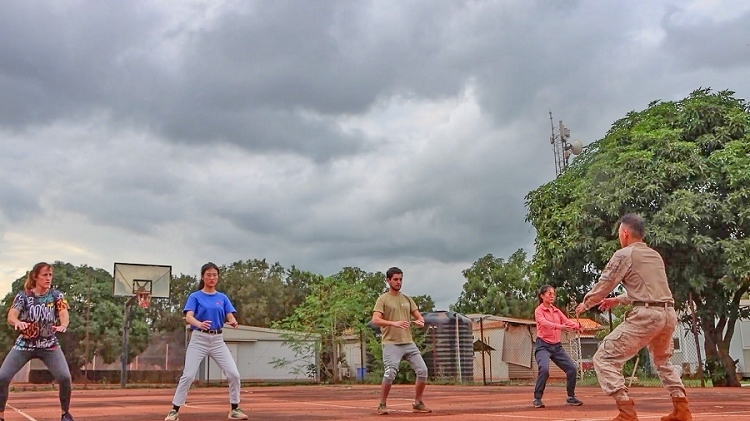 認(rèn)真學(xué)習(xí)動作。孫亞斌 攝