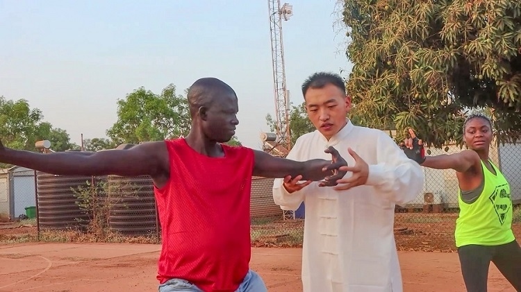 細(xì)心指導(dǎo)動作。馬騫攝