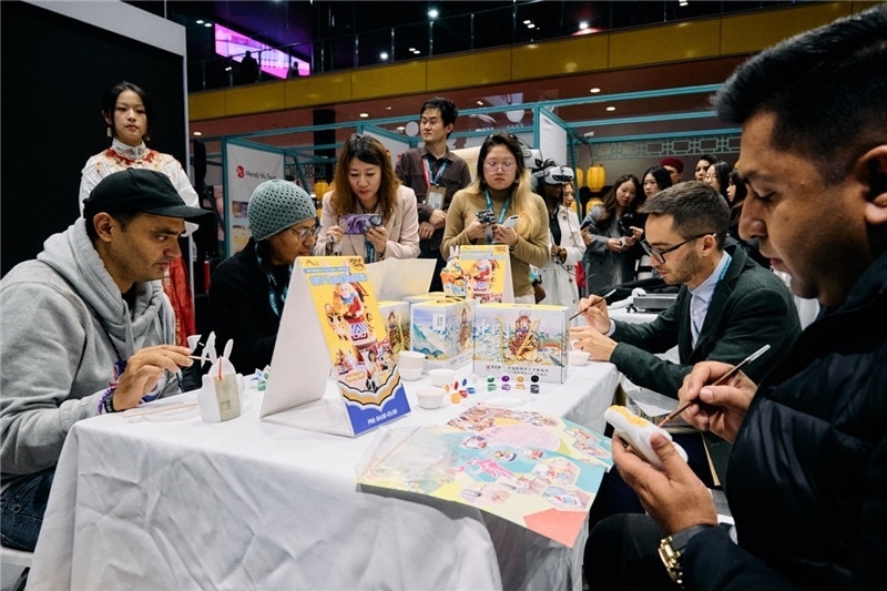 觀眾參加“兔兒爺”手工坊。楊浩鵬攝