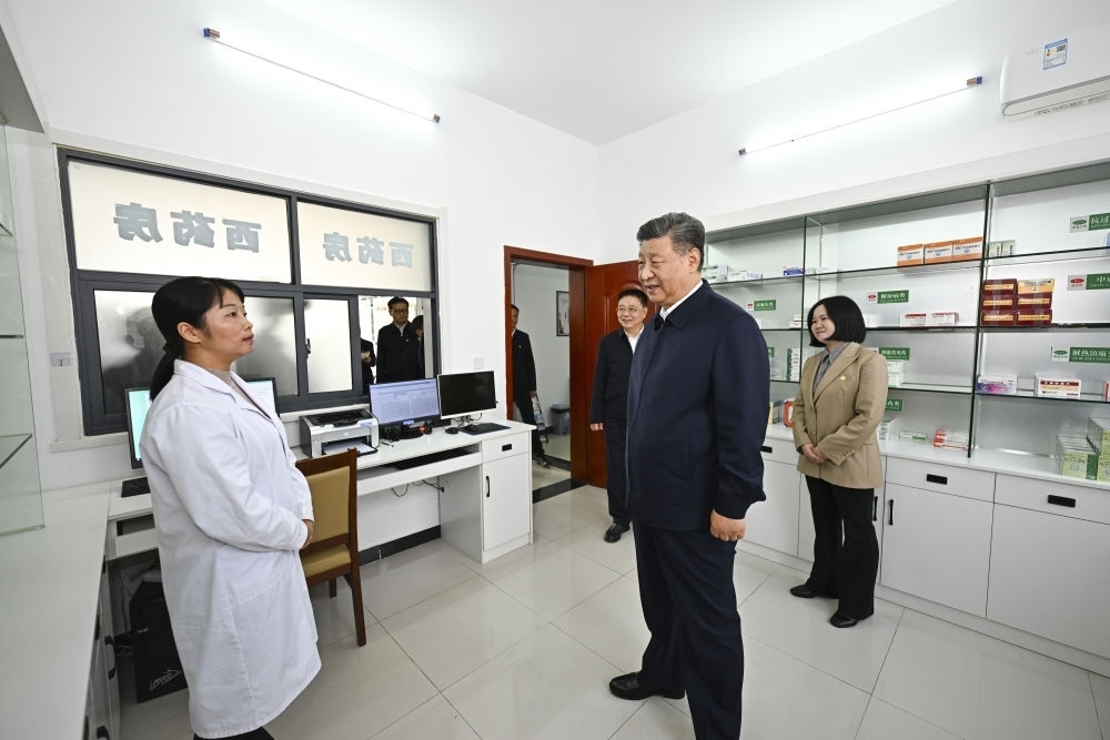 2024年11月5日，習(xí)近平在湖北省咸寧市嘉魚縣潘家灣鎮(zhèn)四邑村衛(wèi)生室考察。習(xí)近平指出：“要進(jìn)一步加強(qiáng)黨建引領(lǐng)，抓住‘一老一小’這個(gè)重點(diǎn)，更加精準(zhǔn)有效地為群眾排憂解難。”