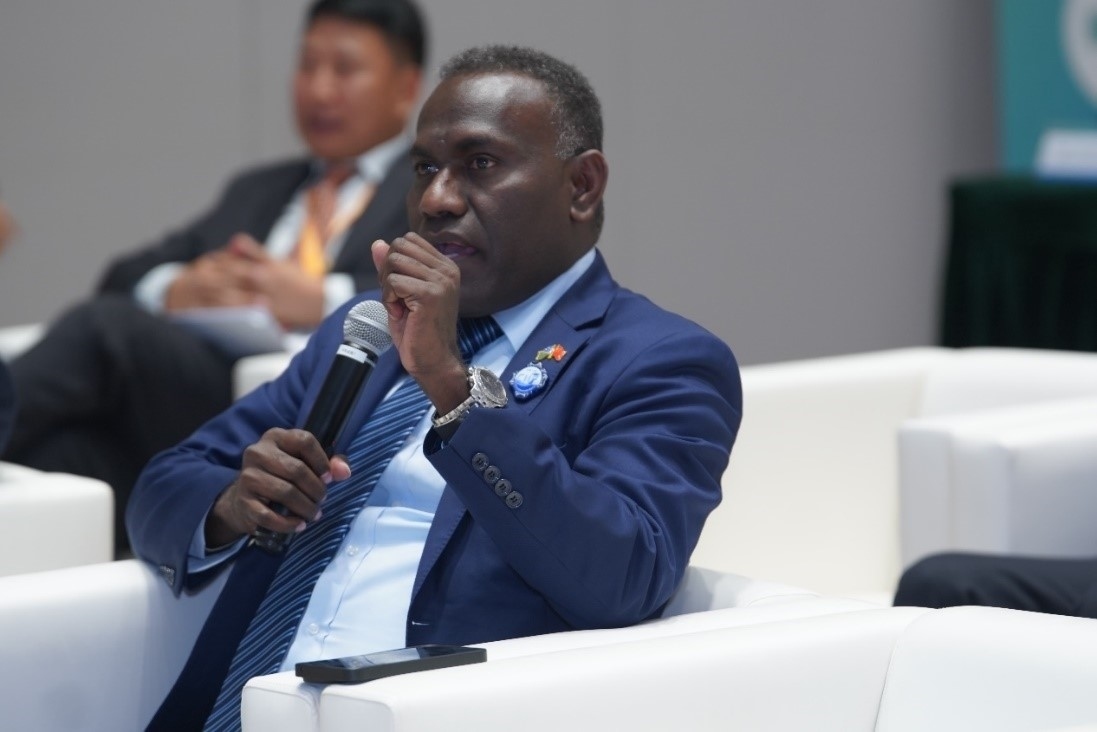 所羅門(mén)群島駐華大使巴雷特·薩拉托講話（主辦方供圖）