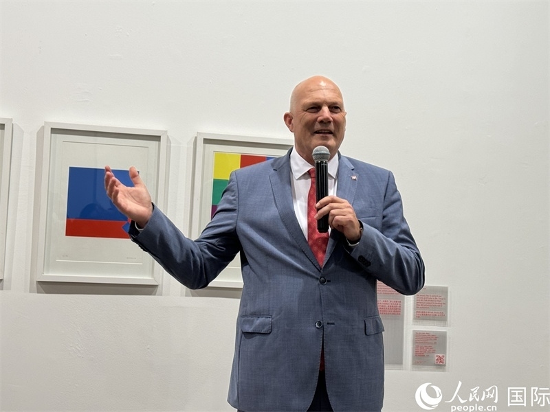 11月8日，瑞士駐華大使白瑞誼在“瑞士經(jīng)典設計展”開幕式上發(fā)表致辭。（人民網(wǎng) 謝瑩攝）