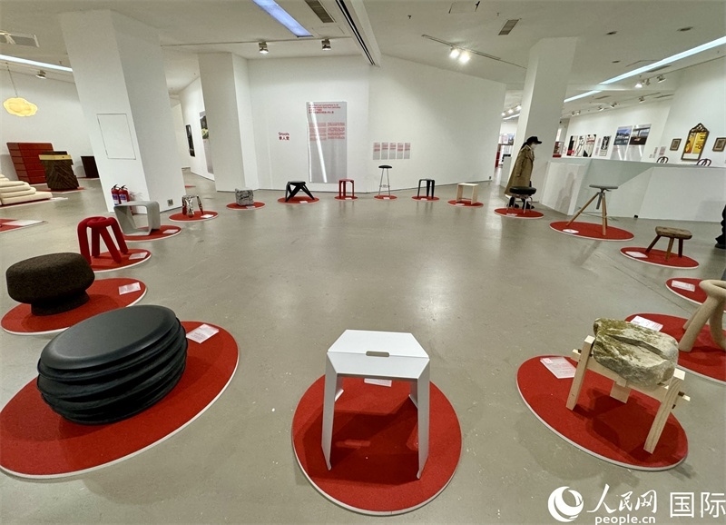 11月8日，瑞士經(jīng)典設計展現(xiàn)場。（人民網(wǎng) 謝瑩攝）