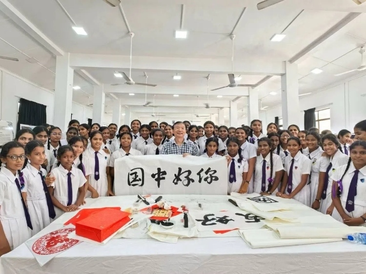 斯里蘭卡學生在系列活動中學習中國書法。圖片由主辦方提供