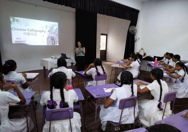 斯里蘭卡學生在系列活動中學習中國書法。圖片由主辦方提供