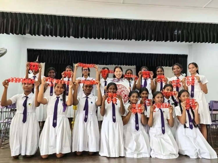 斯里蘭卡學生展示剪紙作品。圖片由主辦方提供