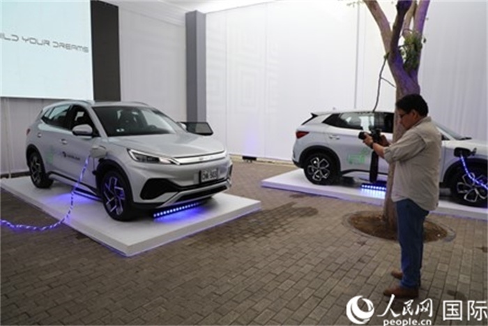 圖為秘魯媒體記者正在拍攝現(xiàn)場(chǎng)展出的比亞迪電動(dòng)汽車(chē)。 人民網(wǎng)記者姜波攝