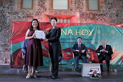 李雅芳向加比拉爾·塞迪略授予“拉美分社榮譽員工”稱號。主辦方供圖