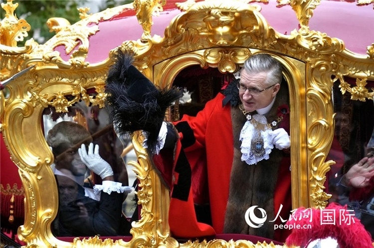 新任金融城市長阿拉斯泰爾·金向人群致意。吳若鳴攝