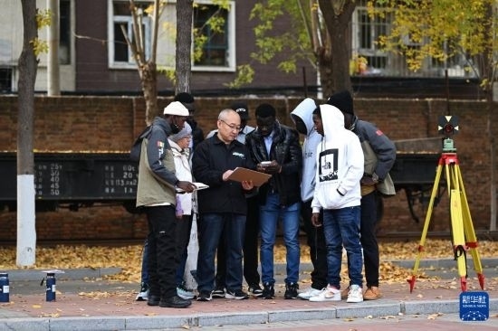 在天津鐵道職業(yè)技術(shù)學(xué)院，老師指導(dǎo)幾內(nèi)亞學(xué)員使用測距儀器（11月11日攝）。新華社記者 李然 攝