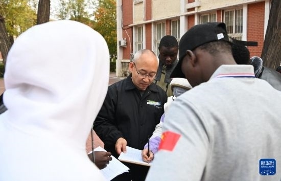 在天津鐵道職業(yè)技術(shù)學(xué)院，老師指導(dǎo)幾內(nèi)亞學(xué)員使用測距儀器（11月11日攝）。新華社記者 李然 攝