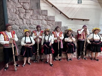 身著傳統(tǒng)服飾的秘魯藝人。本報(bào)記者 張朋輝 攝