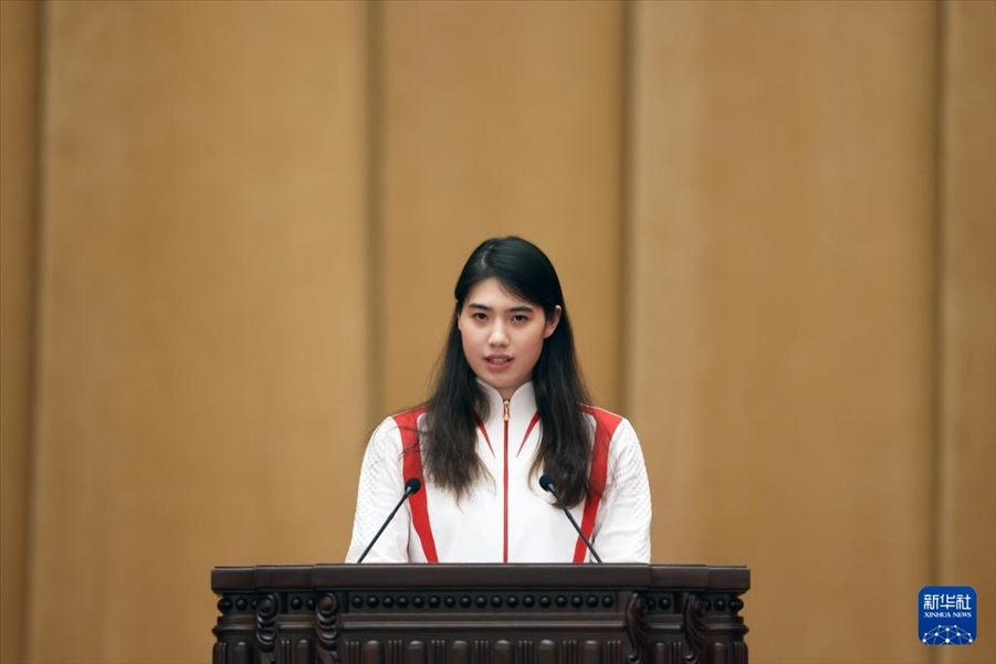 11月15日，游泳運(yùn)動(dòng)員張雨霏在報(bào)告會(huì)上發(fā)言。新華社記者 李明 攝